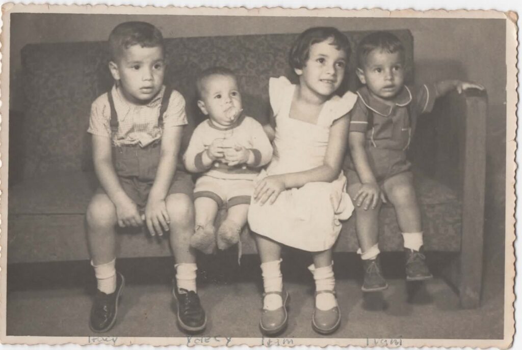 Padre Ydecy e 3 de seus irmãos. O irmão caçula ainda não havia nascido.