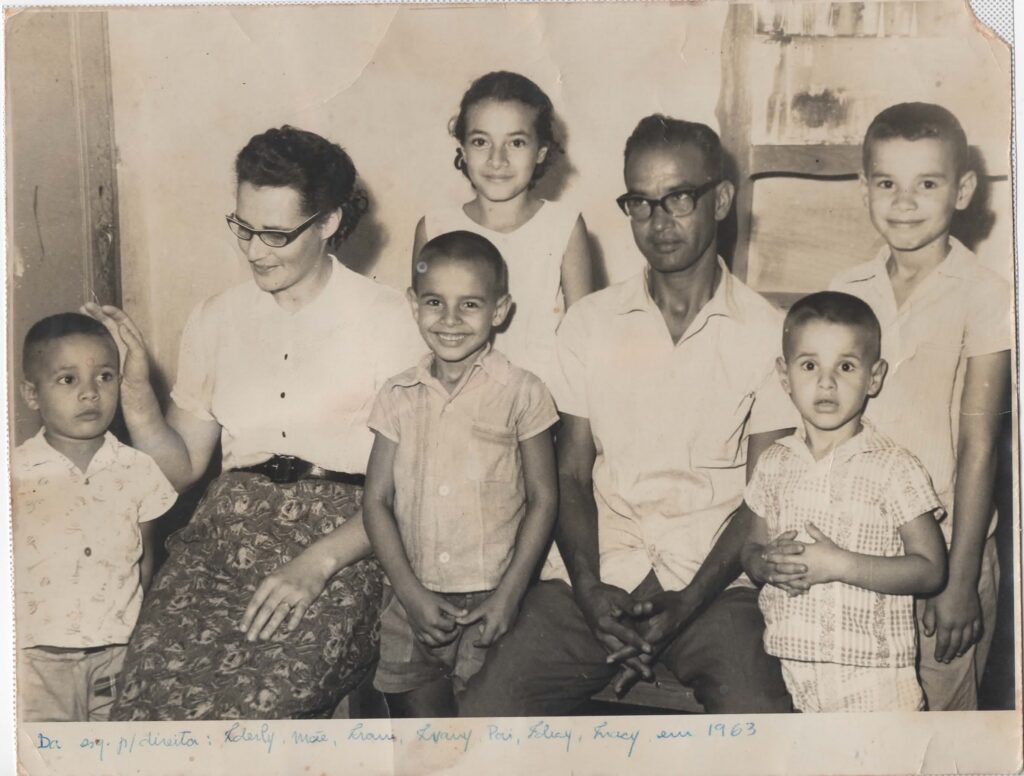 Padre Ydecy com os seus pais e os seus irmãos. Ano: 1963